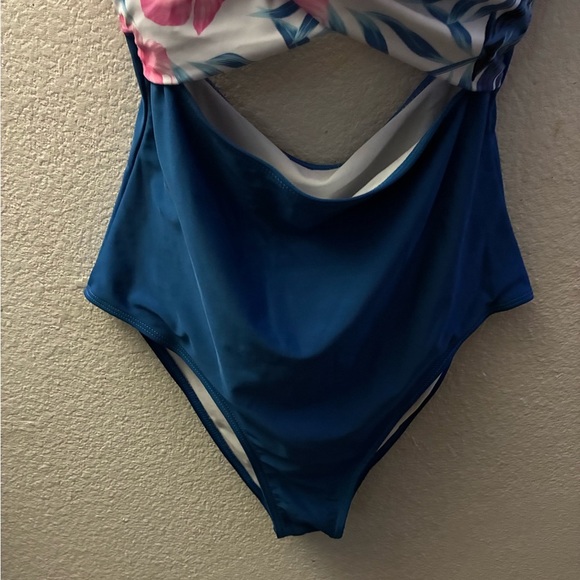 Plus Size Tropical Floral Blue Women's One Piece Swimwear 1X - Picture 4 of 8